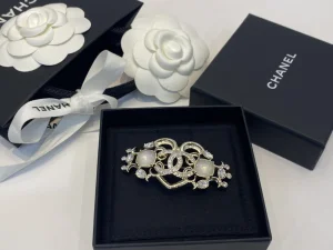 Essenceofluxury Womens Jewelry Chanel Crystals CC Logo Heart Brooch A39PP180 AA201692