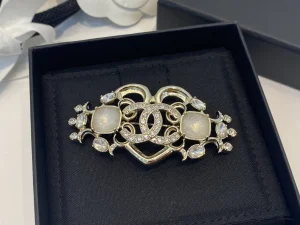 Essenceofluxury Womens Jewelry Chanel Crystals CC Logo Heart Brooch A39PP180 AA201692
