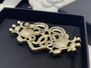 Essenceofluxury Womens Jewelry Chanel Crystals CC Logo Heart Brooch A39PP180 AA201692