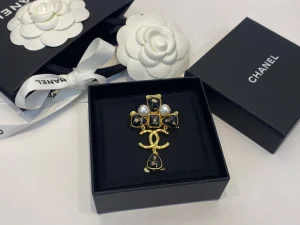 Essenceofluxury Womens Jewelry Chanel Gold CC Logo Brooch A39PP180 AA201688