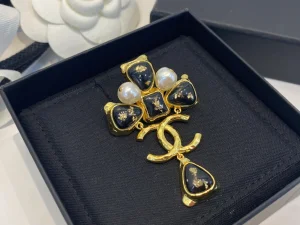 Essenceofluxury Womens Jewelry Chanel Gold CC Logo Brooch A39PP180 AA201688