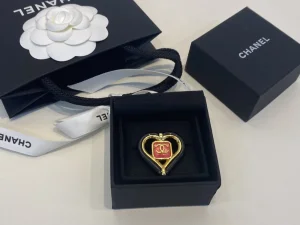 Essenceofluxury Womens Jewelry Chanel Heart CC Logo Brooch Black A39PP180 AA203219